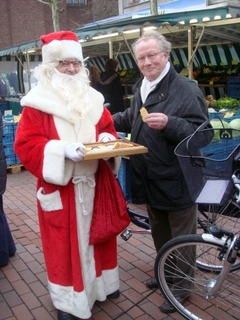 Am Mittwoch, dem 24. November 2010, kommt der Nikolaus in der Zeit von 9 bis 12 Uhr zum Wochenmarkt nach Weeze